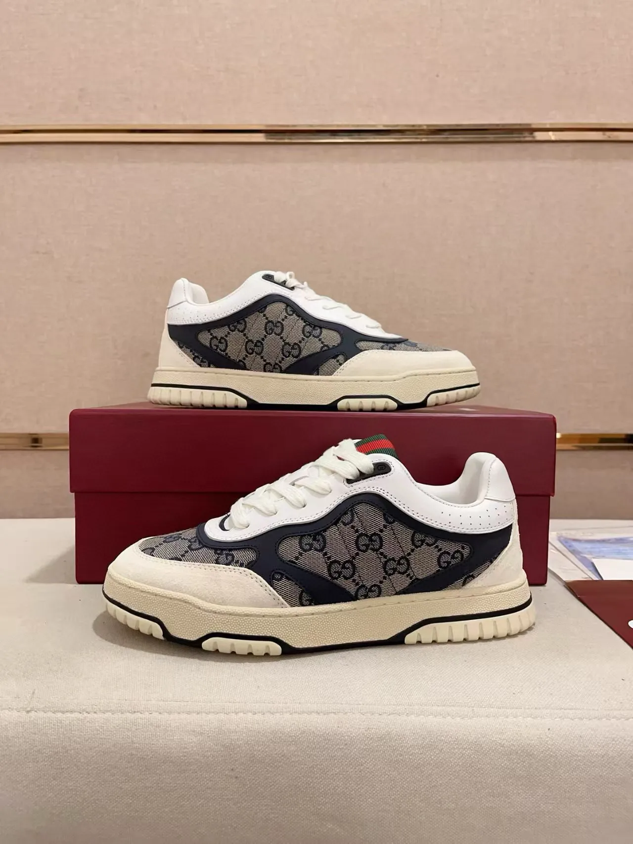 Factory price: 420💰Gucci new men's shoes GUCCI [Lightning] latest shoes are shipped. Original quality, fashionable, made of special materials, sheepskin lining, brand new packaging. The foot feels super comfortable and the workmanship is impeccable. Size: Men's 38-44, customized 45